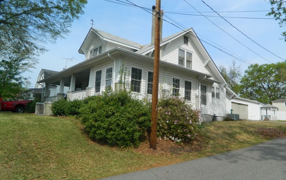 Image for SOLD~4/BEDROOMS, 2/BATHS W/GARAGE IN EMERYWOOD ON CORNER LOT