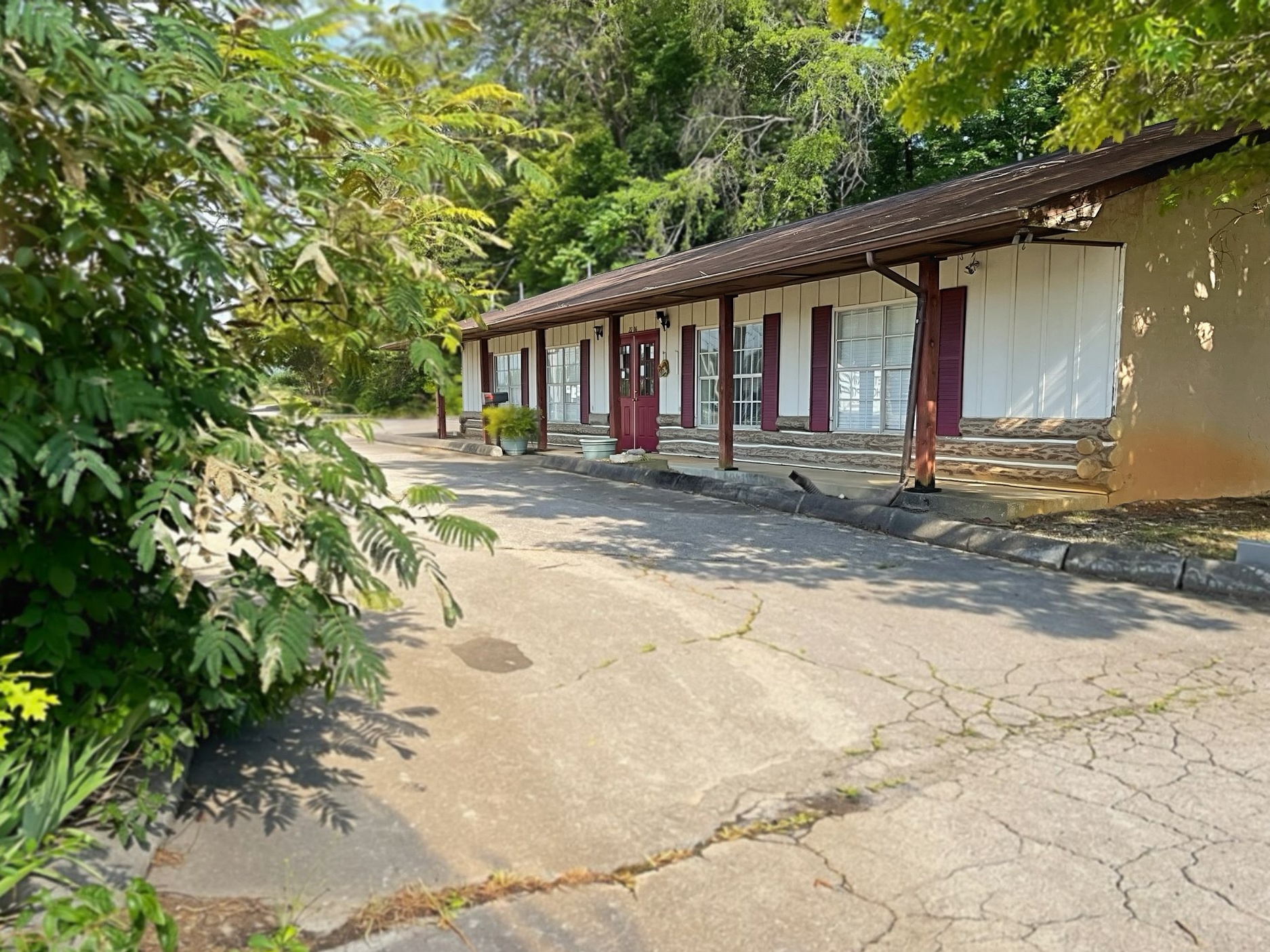 Maryville, TN: Former Veterinary Hospital at 2216 E. Lamar Alexander Parkway, Maryville, TN 37804 (Blount County)