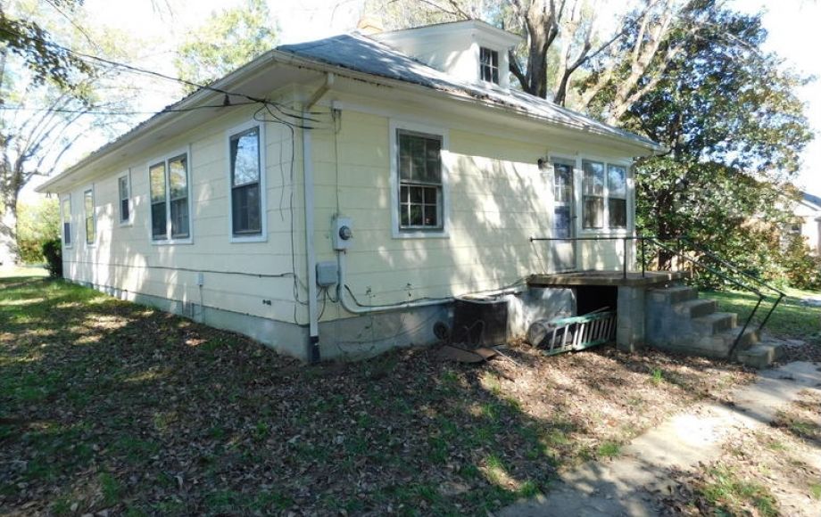 Image for Solid 3 BR/1 BA Home w/Outbuildings on Double Lot only 1/2 Mile from Main St. in Louisa, VA