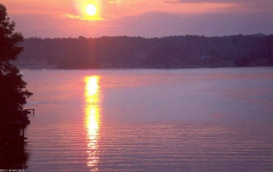 Image for FULLY FURNISHED 5 BR/2BA WATER FRONT HOME on CLAYTOR LAKE w/DOUBLE BOAT GARAGE & BOAT DOCK w/LIFT