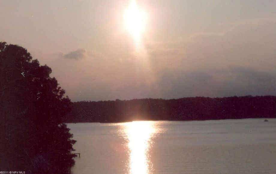 Image for FULLY FURNISHED 5 BR/2BA WATER FRONT HOME on CLAYTOR LAKE w/DOUBLE BOAT GARAGE & BOAT DOCK w/LIFT