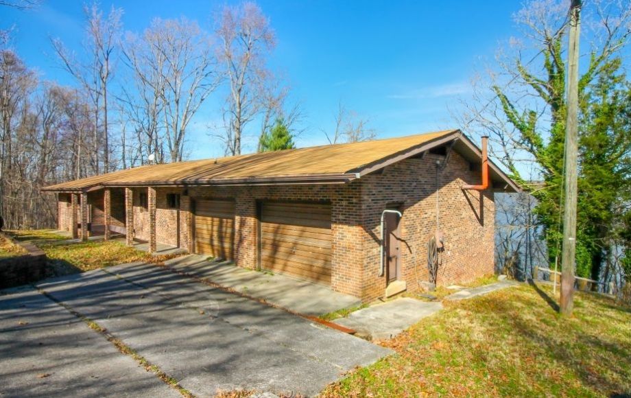 Image for 3 BR/4 BA Buggs Island Lake/Kerr Lake Front Home on 3+ Acres—SELLS to the HIGHEST BIDDER!!