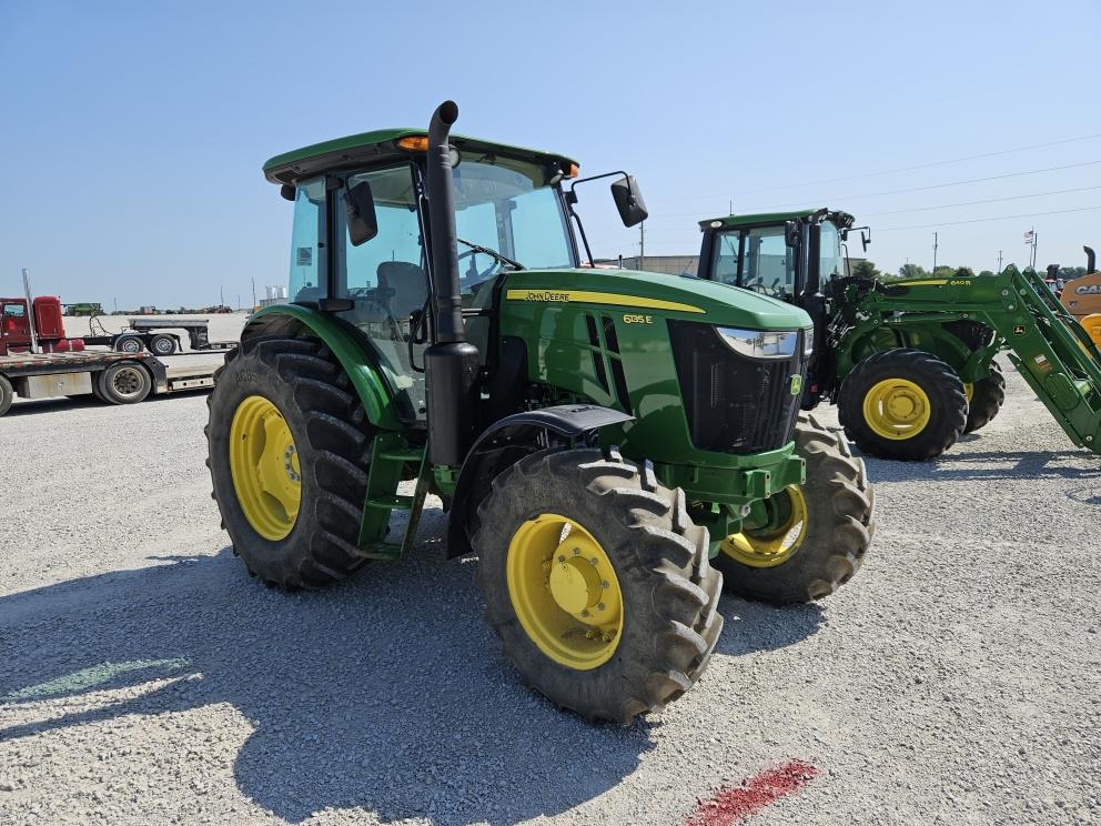 Image for 2021 John Deere 6135E