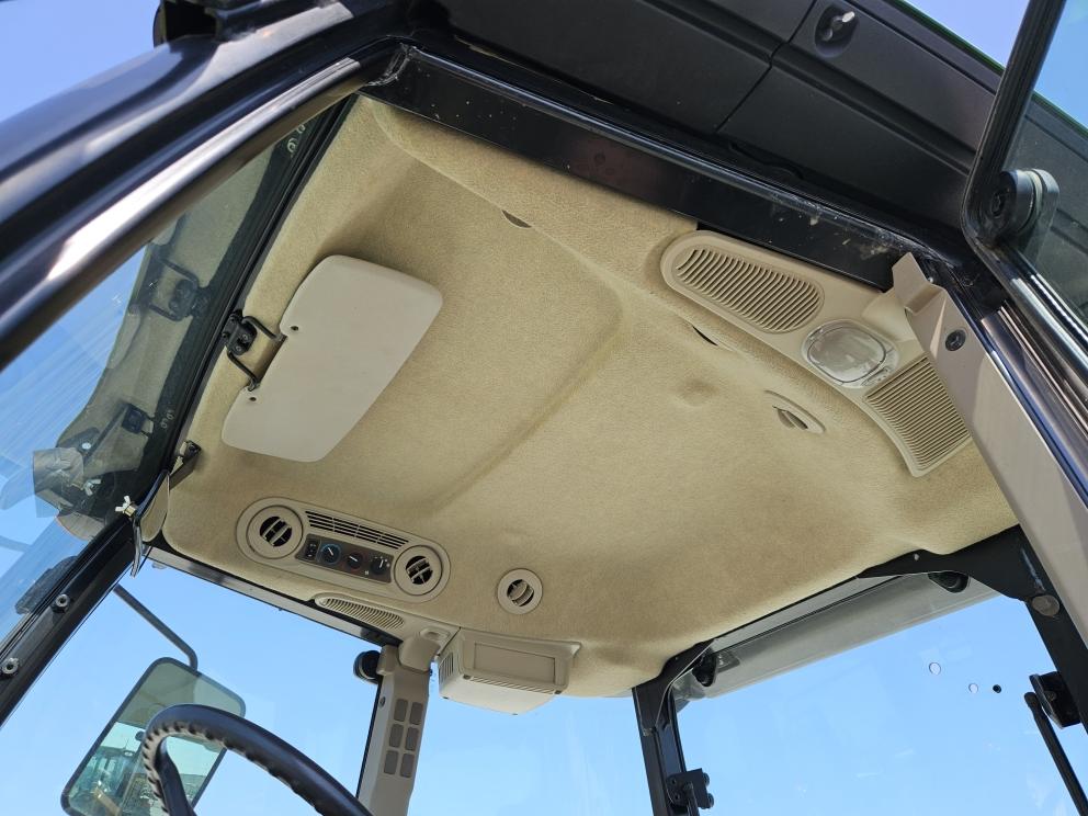 Image for 2021 John Deere 6135E