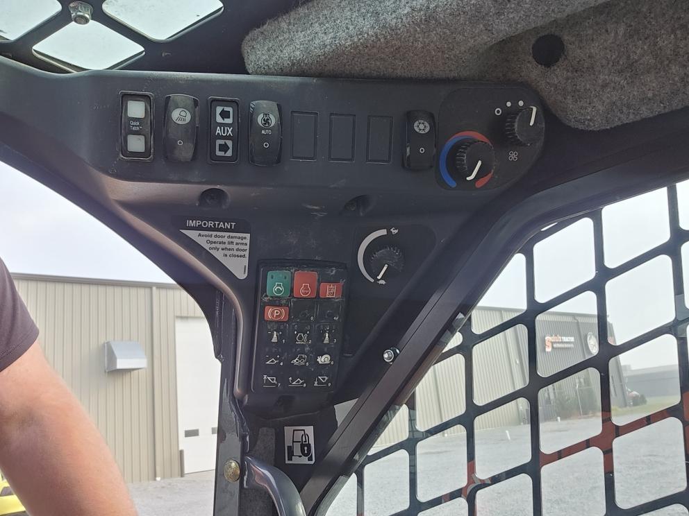 Image for 2018 John Deere 323E