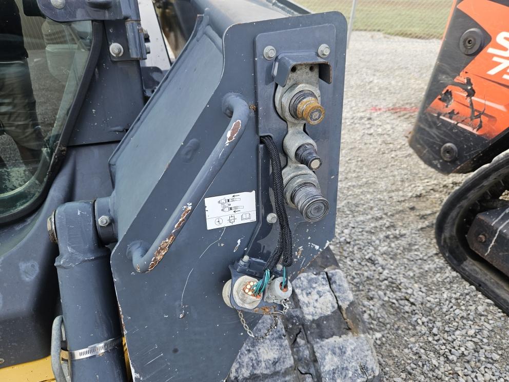 Image for 2018 John Deere 323E