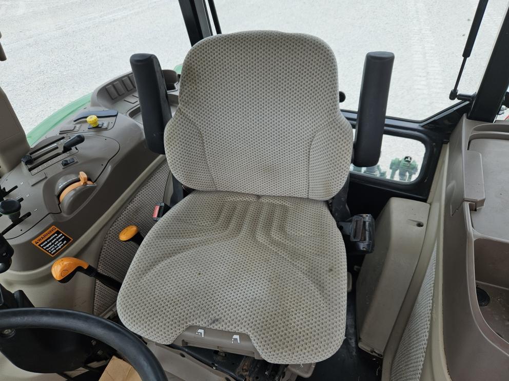 Image for 2017 John Deere 6105E