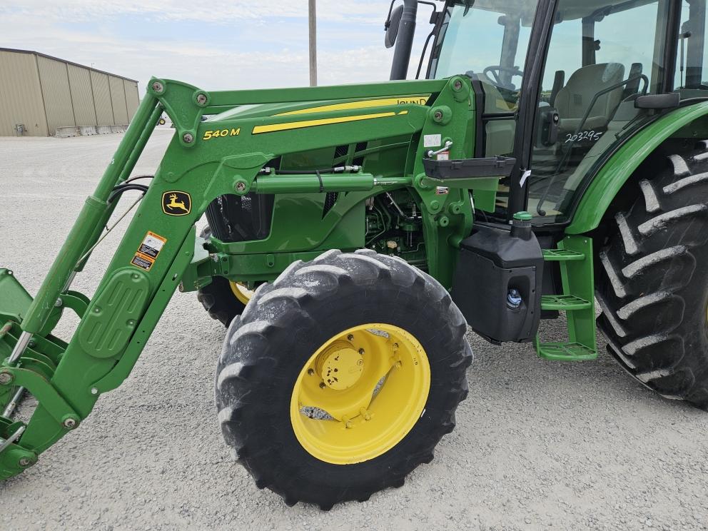 Image for 2017 John Deere 6105E