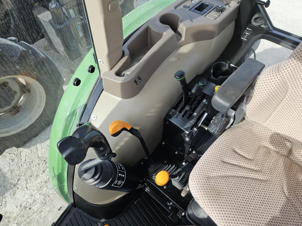 Image for 2016 John Deere 5075E