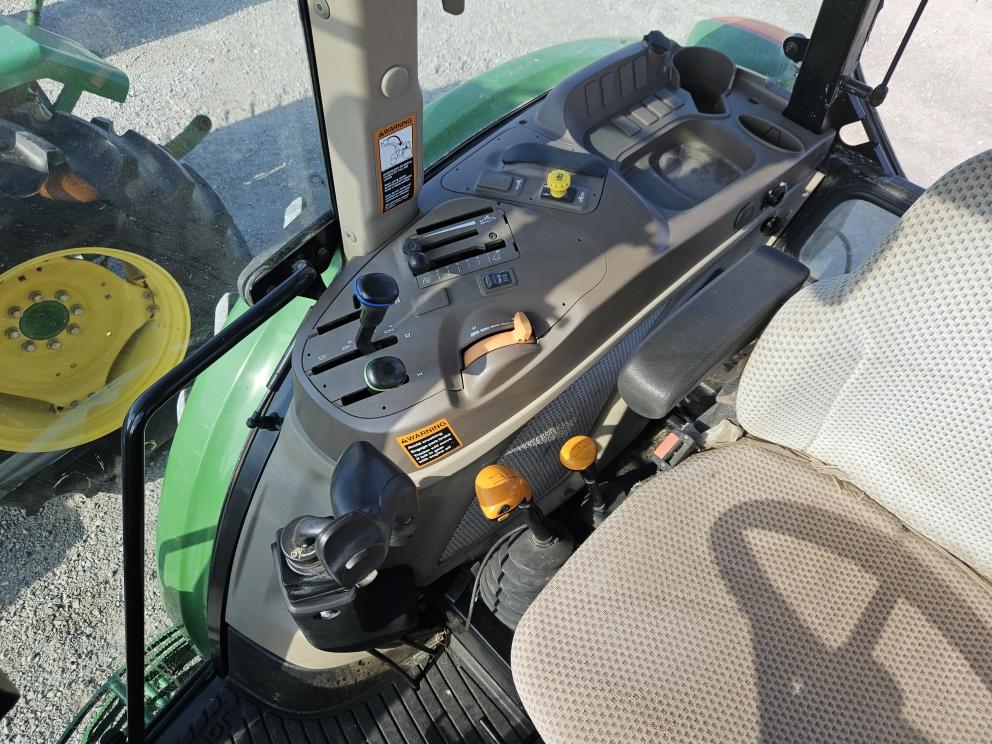 Image for 2016 John Deere 6105E