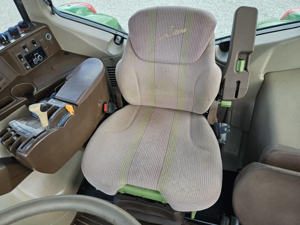 Image for 2006 John Deere 7520