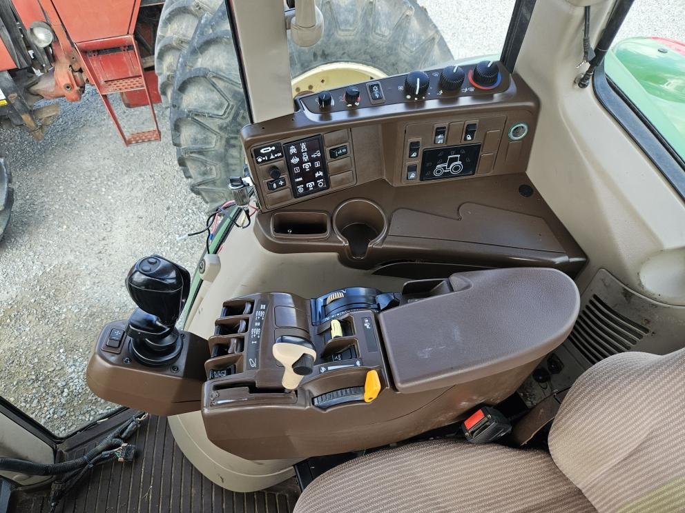 Image for 2006 John Deere 7520