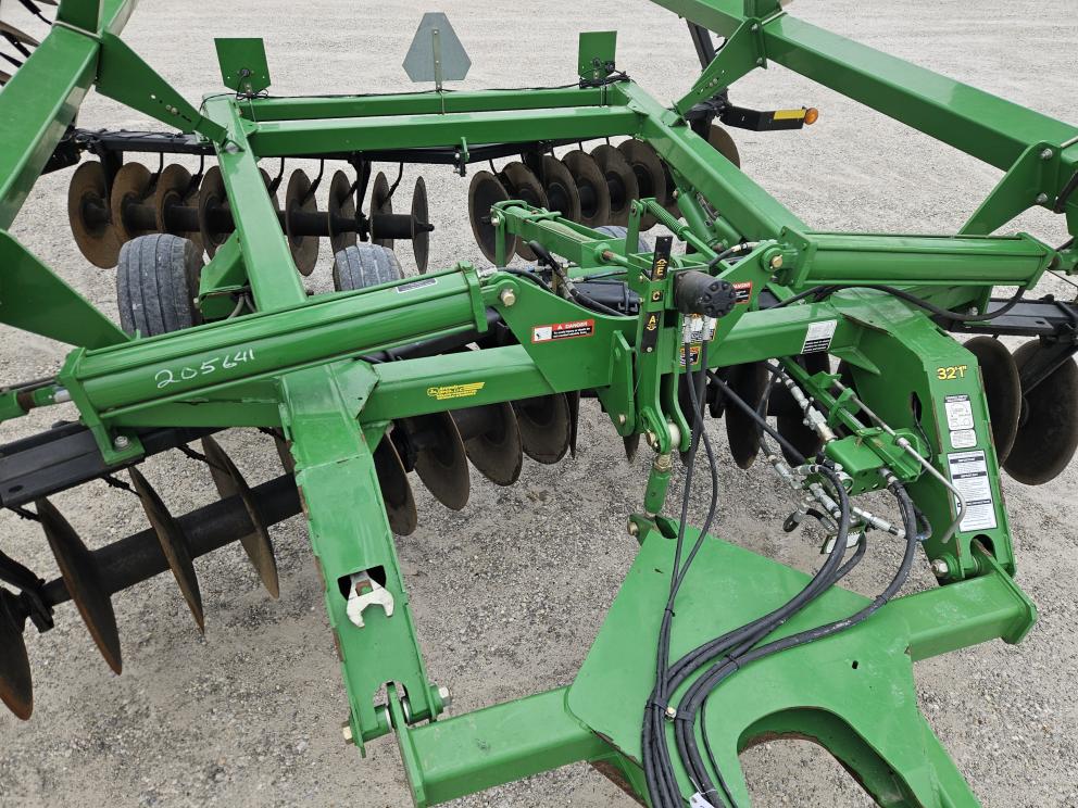 Image for 2011 John Deere 637