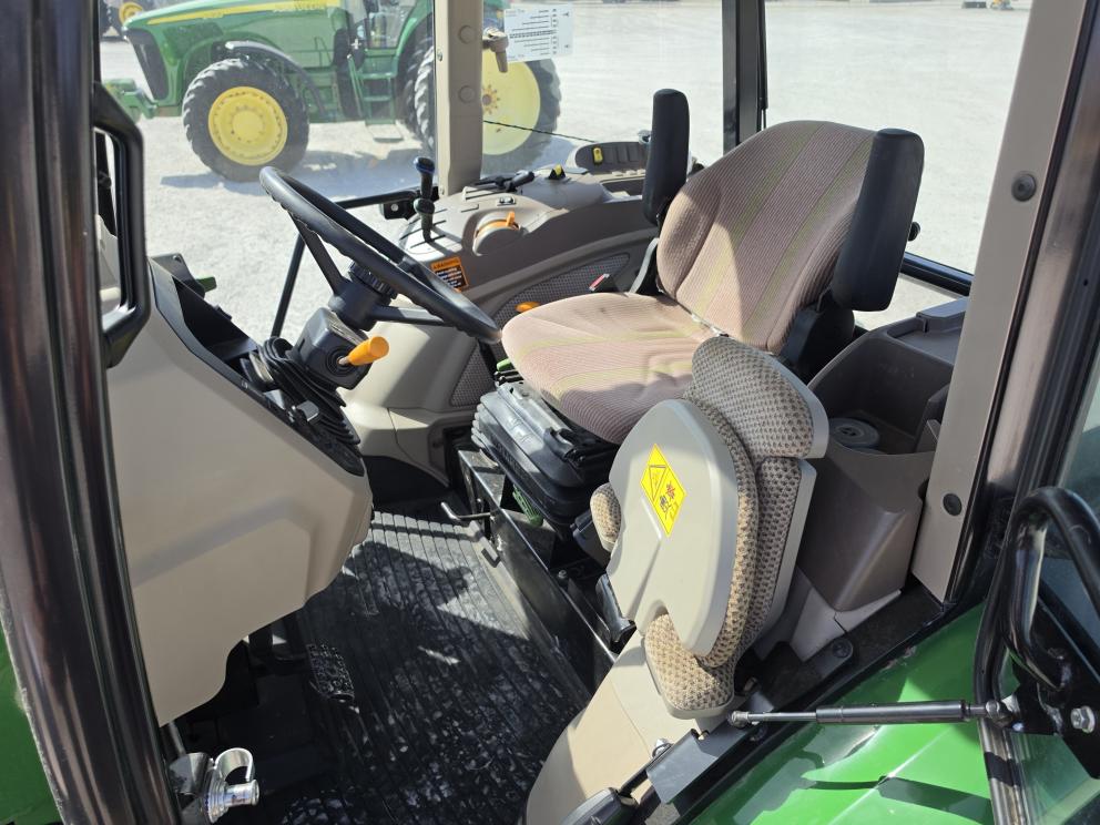 Image for 2022 John Deere 6135E