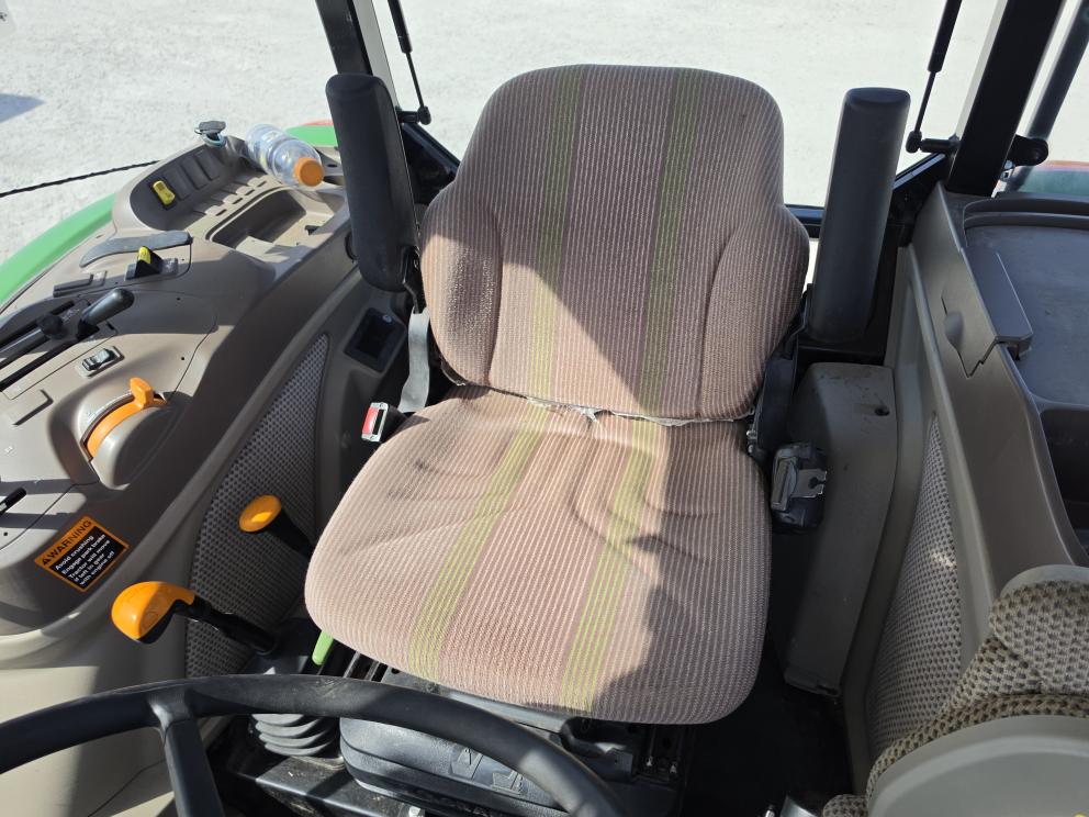 Image for 2022 John Deere 6135E