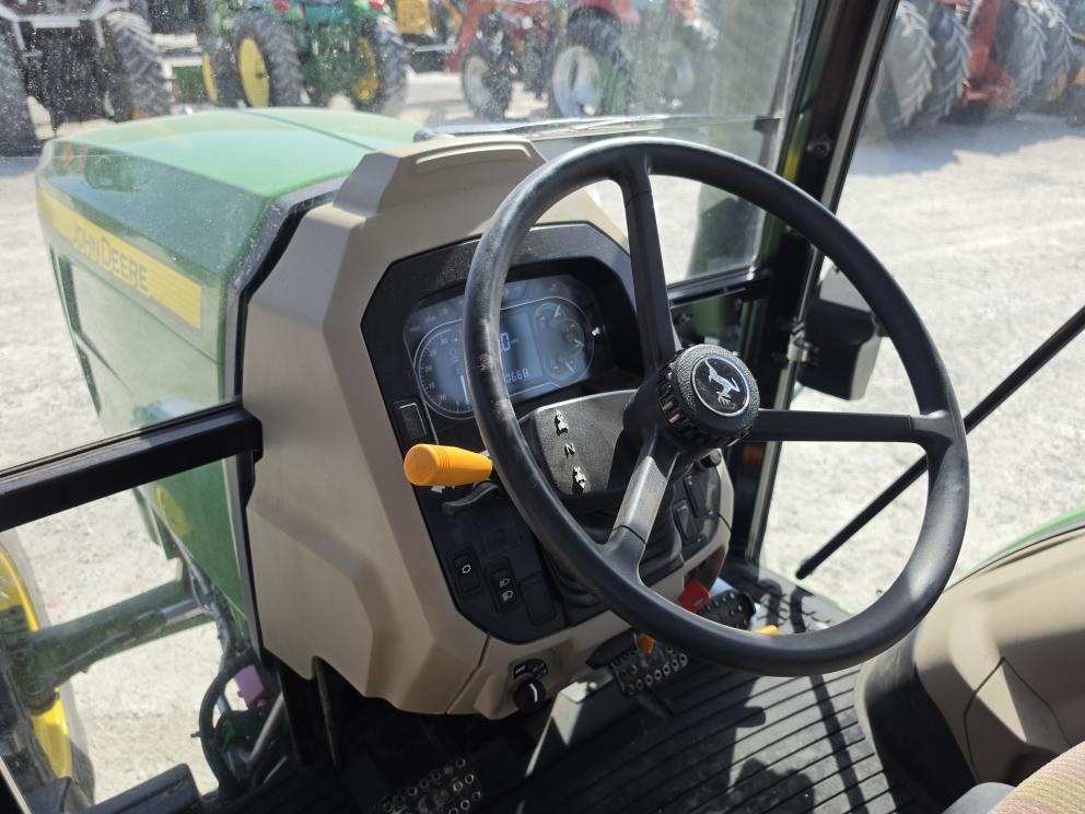 Image for 2022 John Deere 6135E