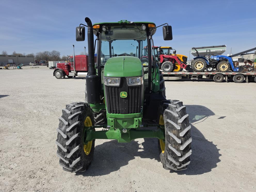 Image for 2022 John Deere 6135E