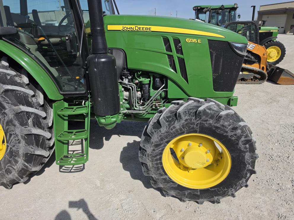 Image for 2022 John Deere 6135E