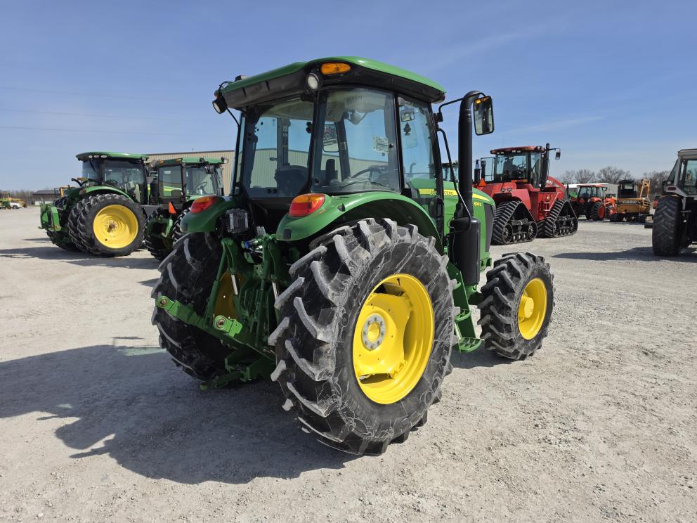 Image for 2022 John Deere 6135E