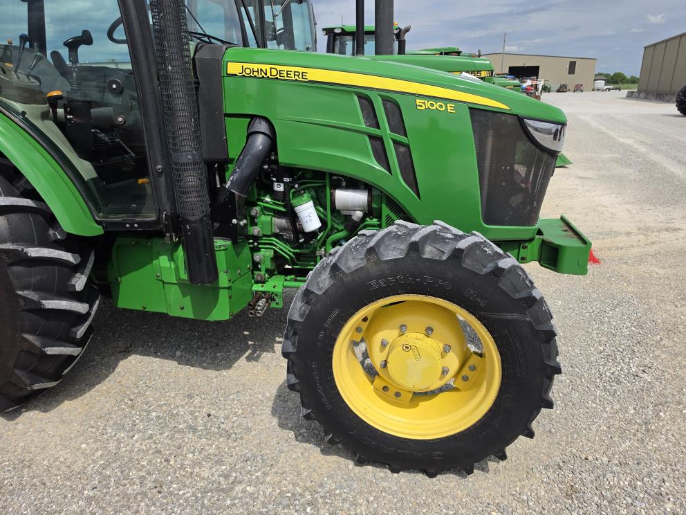 Image for 2016 John Deere 5100E