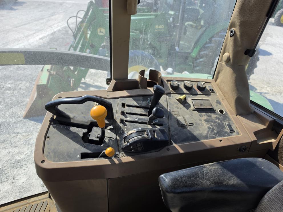 Image for 2002 John Deere 7710