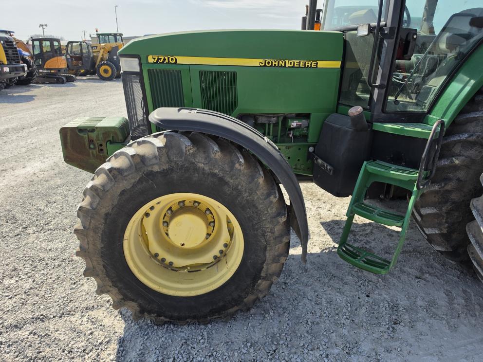 Image for 2002 John Deere 7710