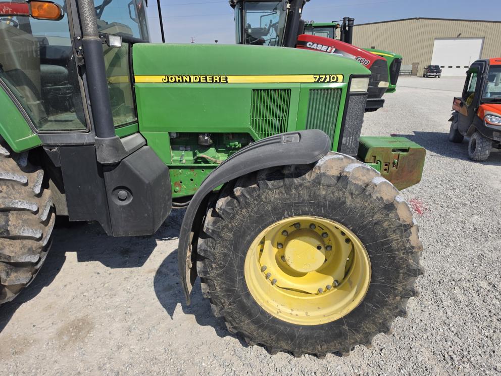 Image for 2002 John Deere 7710
