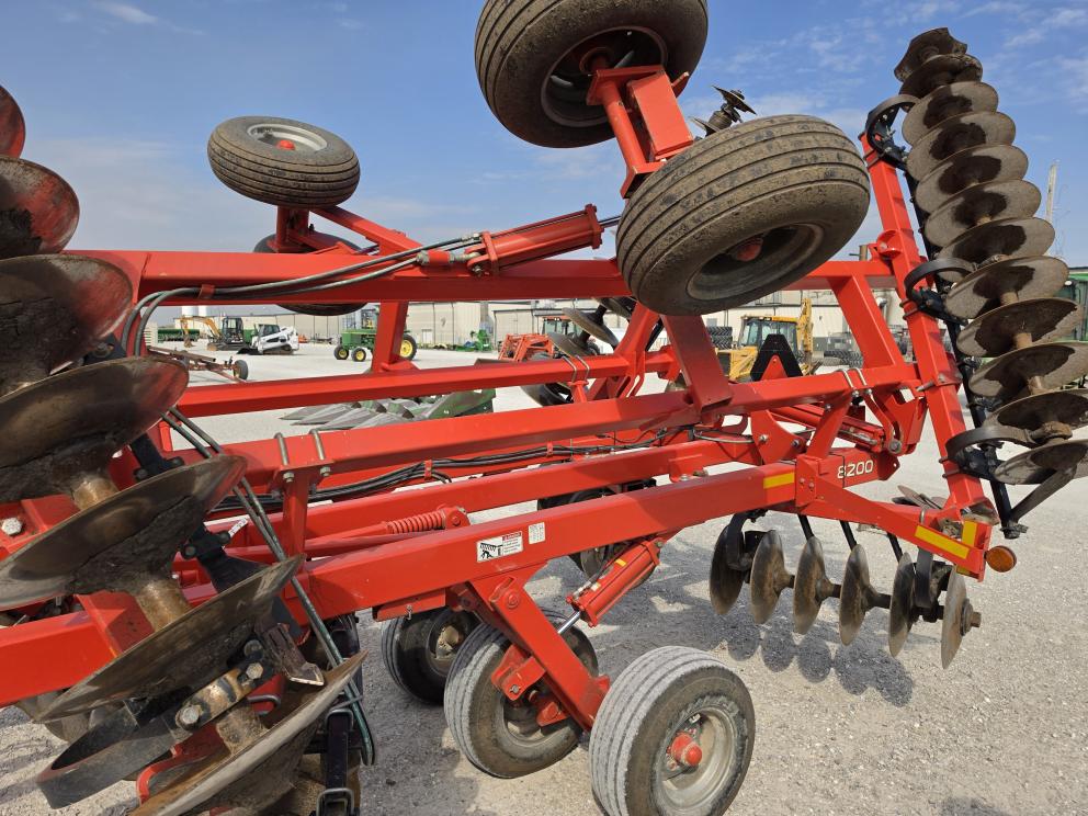 Image for 2012 Kuhn Krause 8200