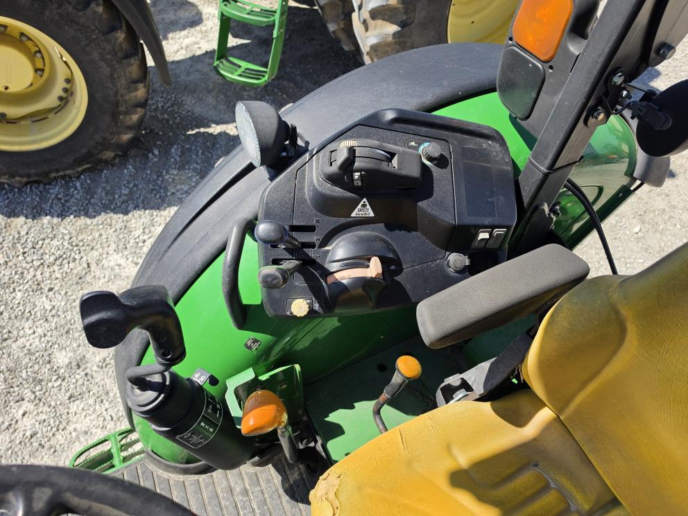 Image for 2014 John Deere 5085M