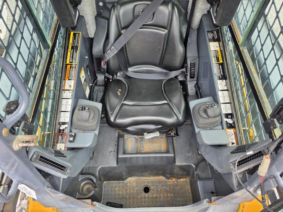 Image for 2015 John Deere 323E