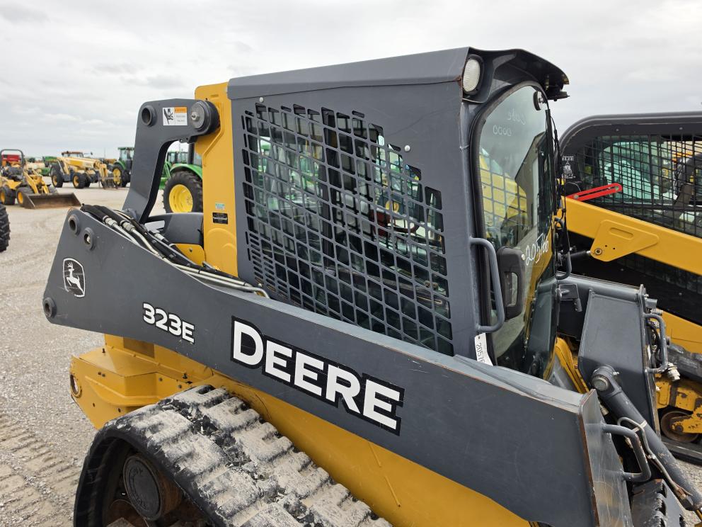 Image for 2015 John Deere 323E