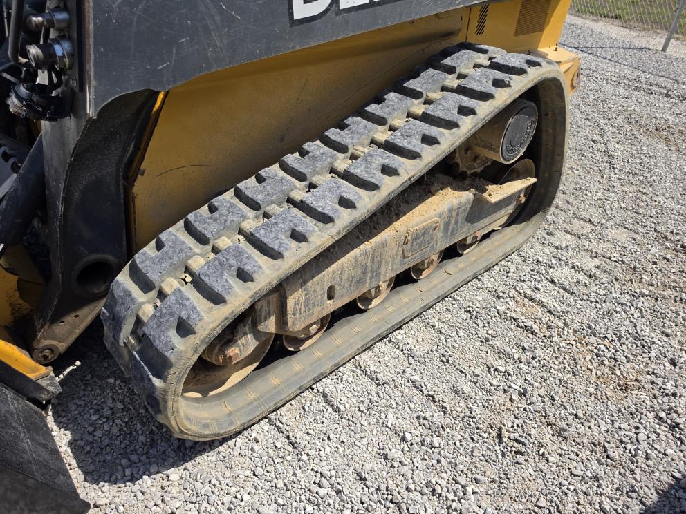 Image for 2015 John Deere 323E