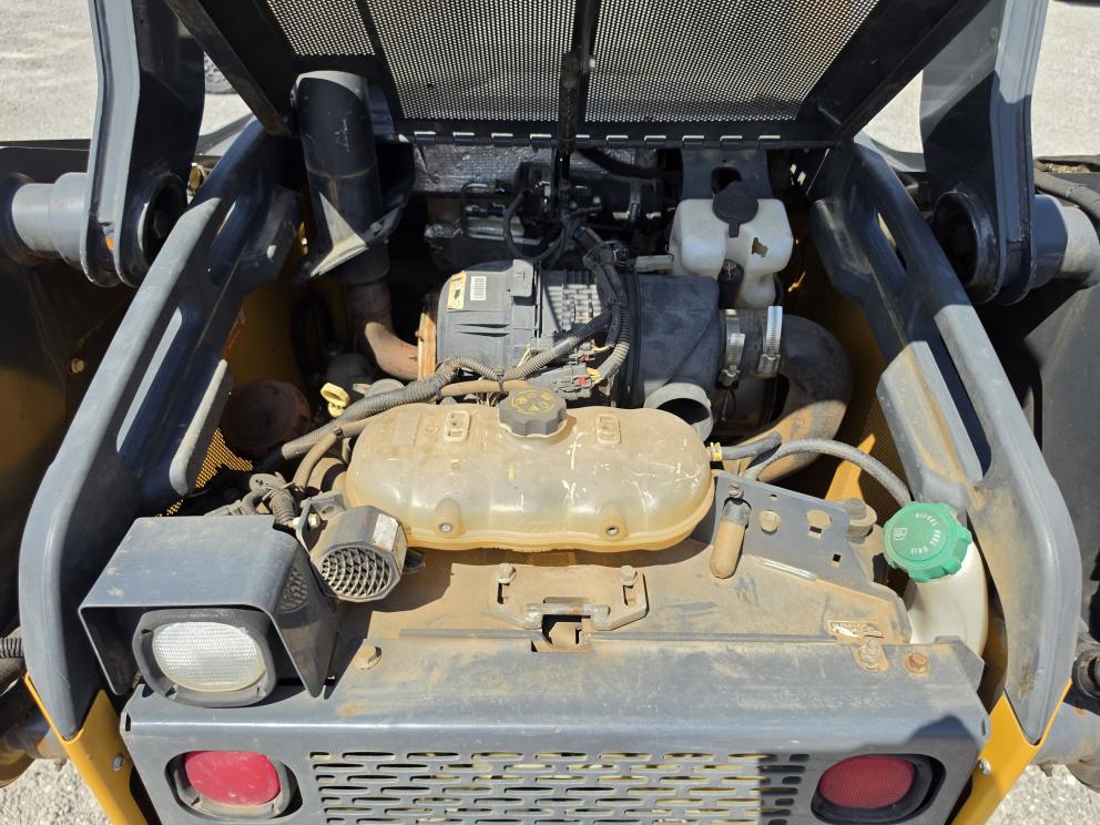 Image for 2015 John Deere 323E