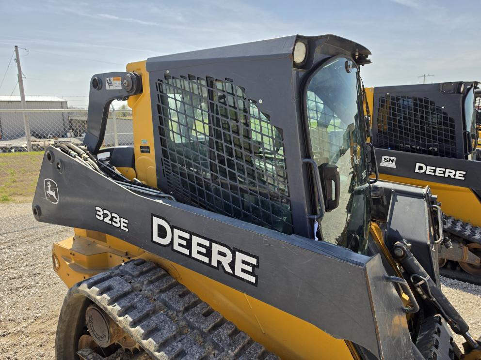 Image for 2015 John Deere 323E