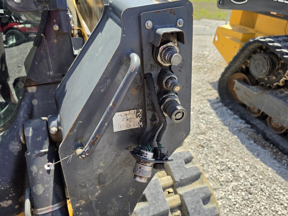 Image for 2015 John Deere 323E