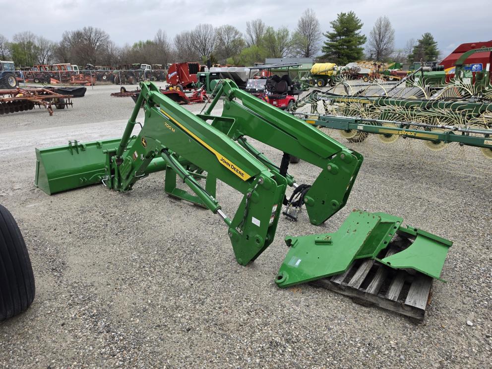 Image for 2021 John Deere 700M