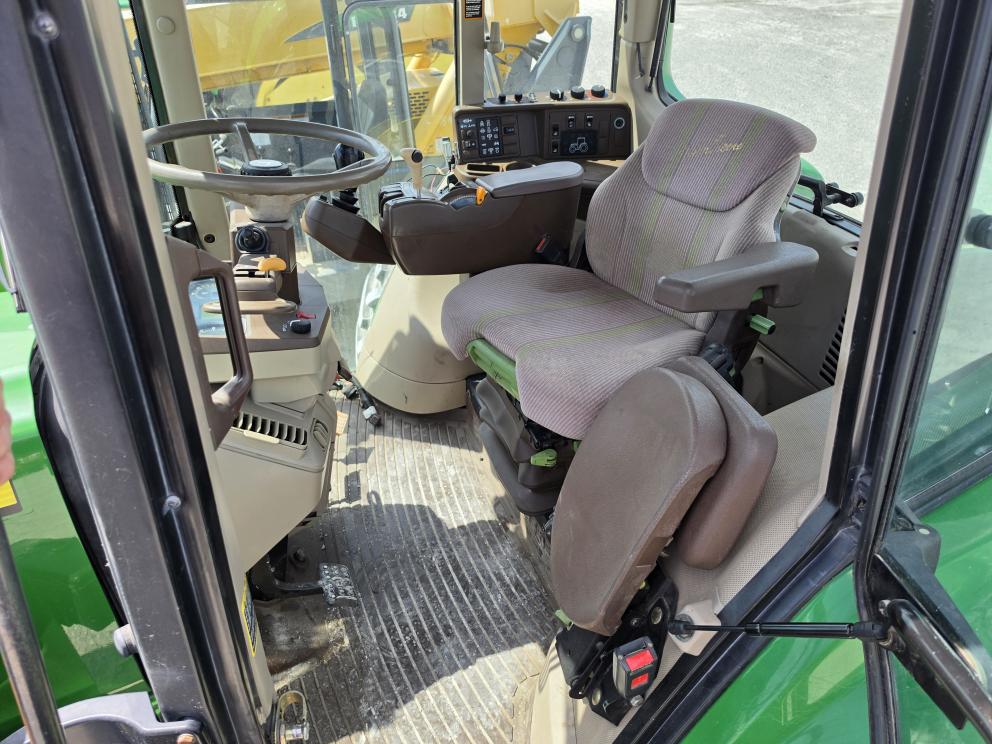 Image for 2006 John Deere 7520
