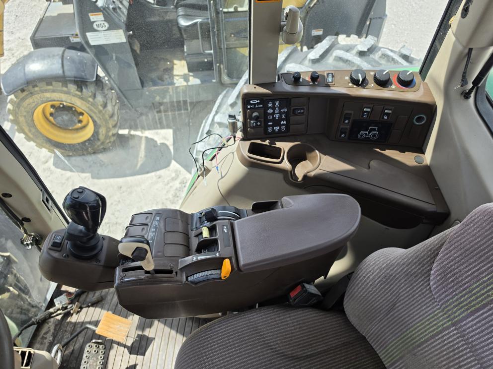 Image for 2006 John Deere 7520