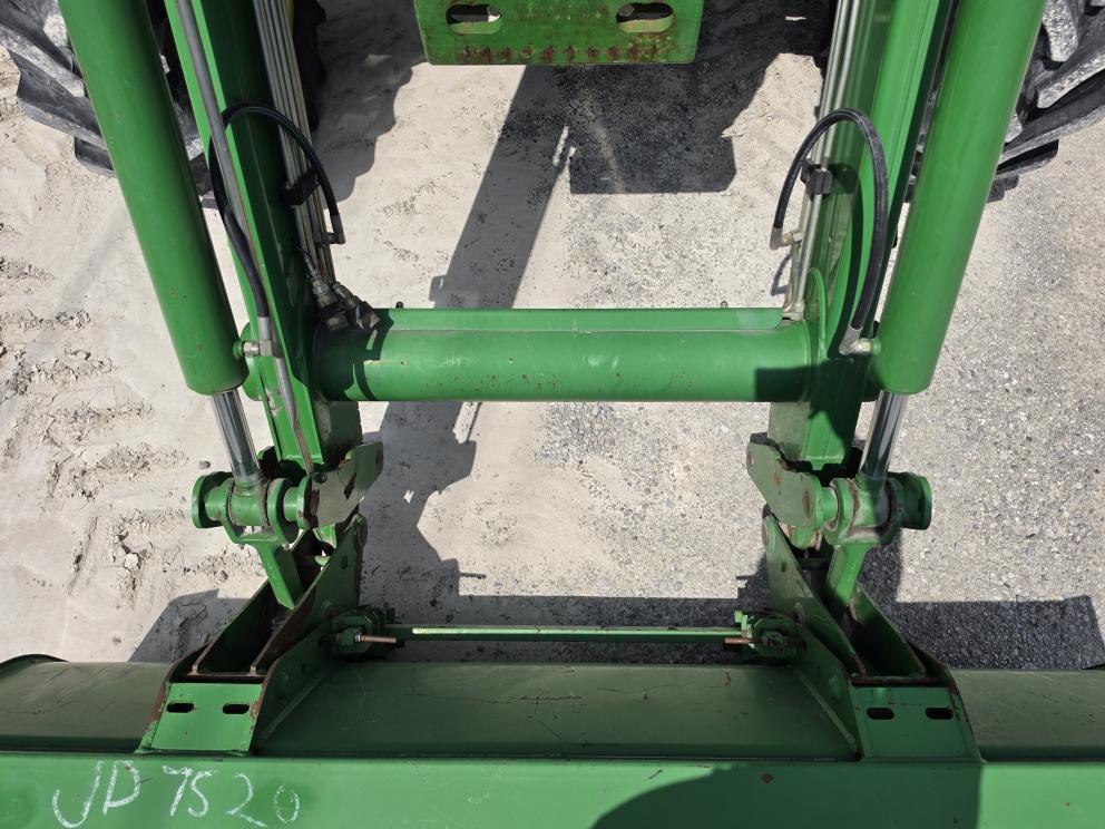 Image for 2006 John Deere 7520