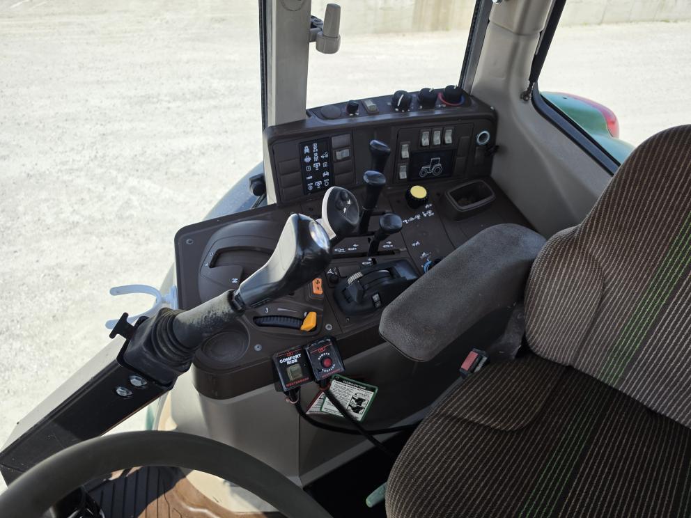 Image for John Deere 7520