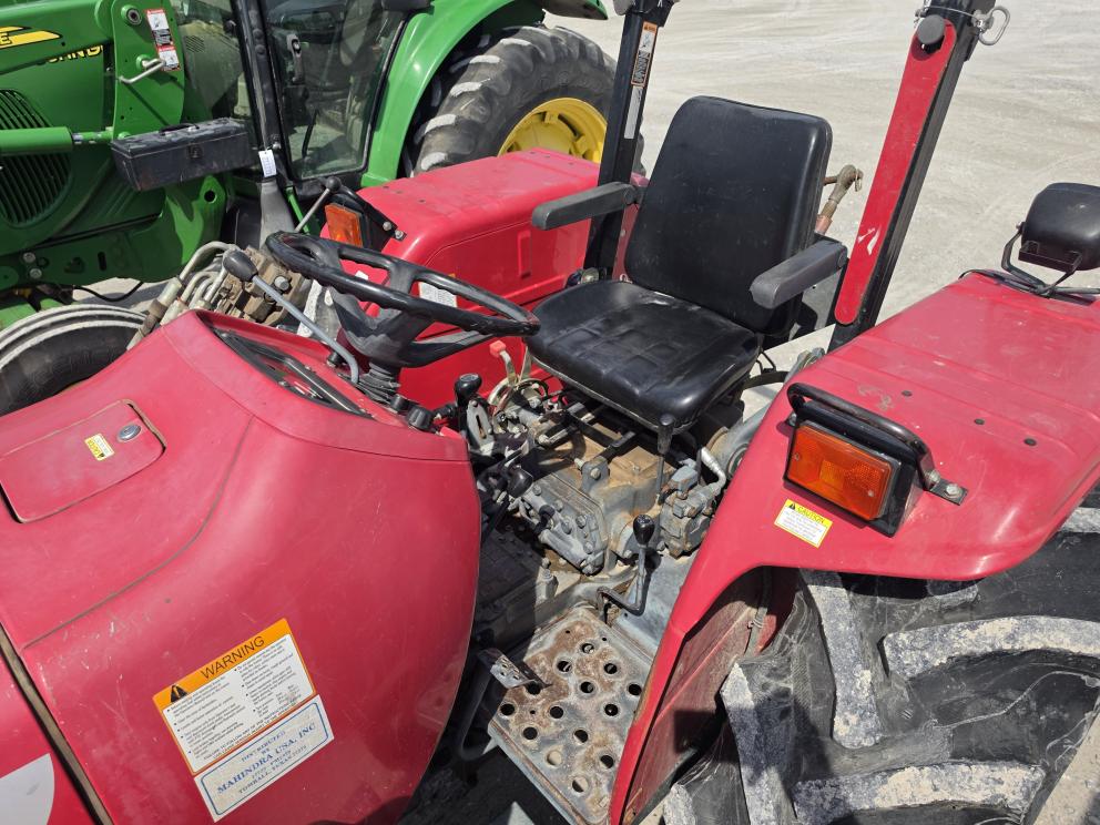 Image for 2003 Mahindra 6000