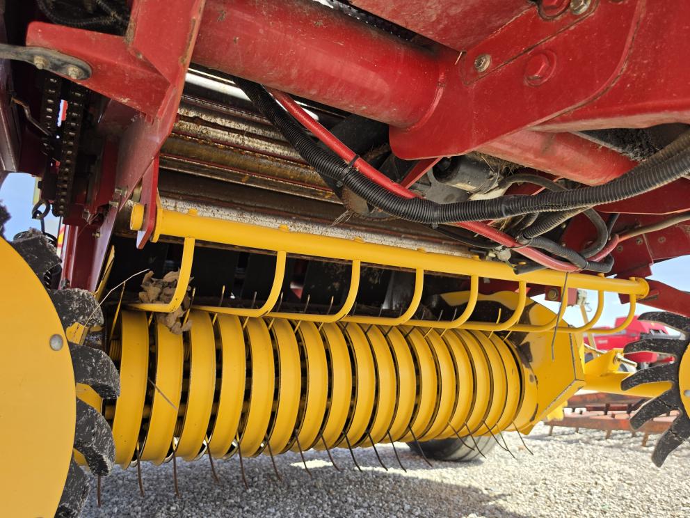 Image for 2014 New Holland Roll Belt 450 Utility