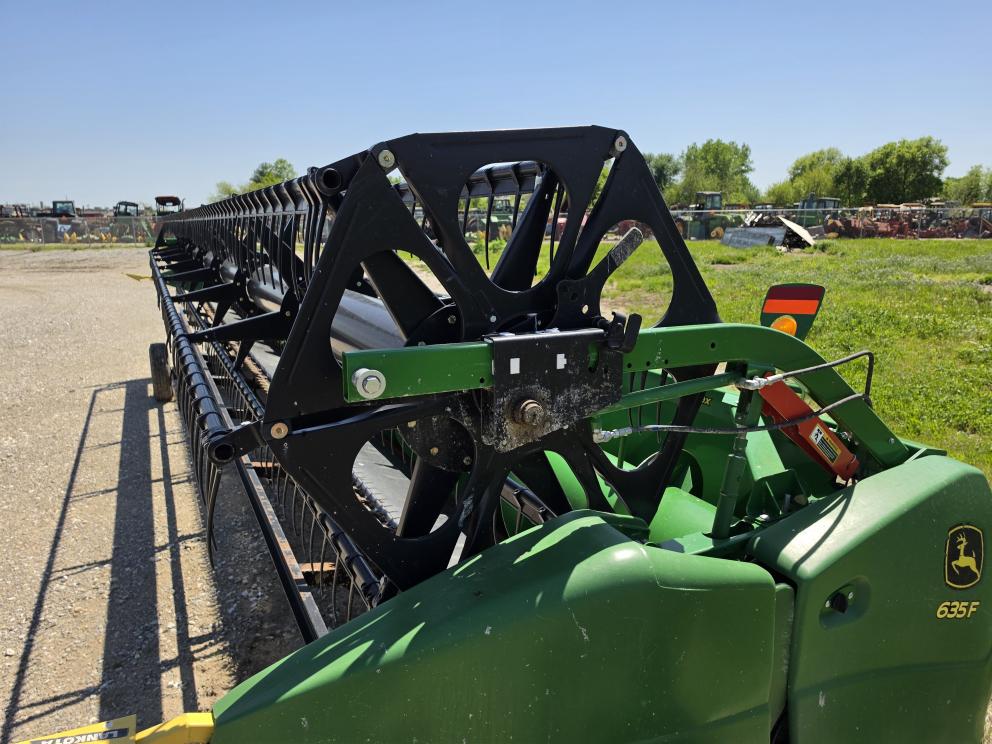 Image for 2015 John Deere 635F
