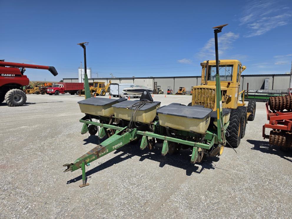 Image for 1993 John Deere 7200