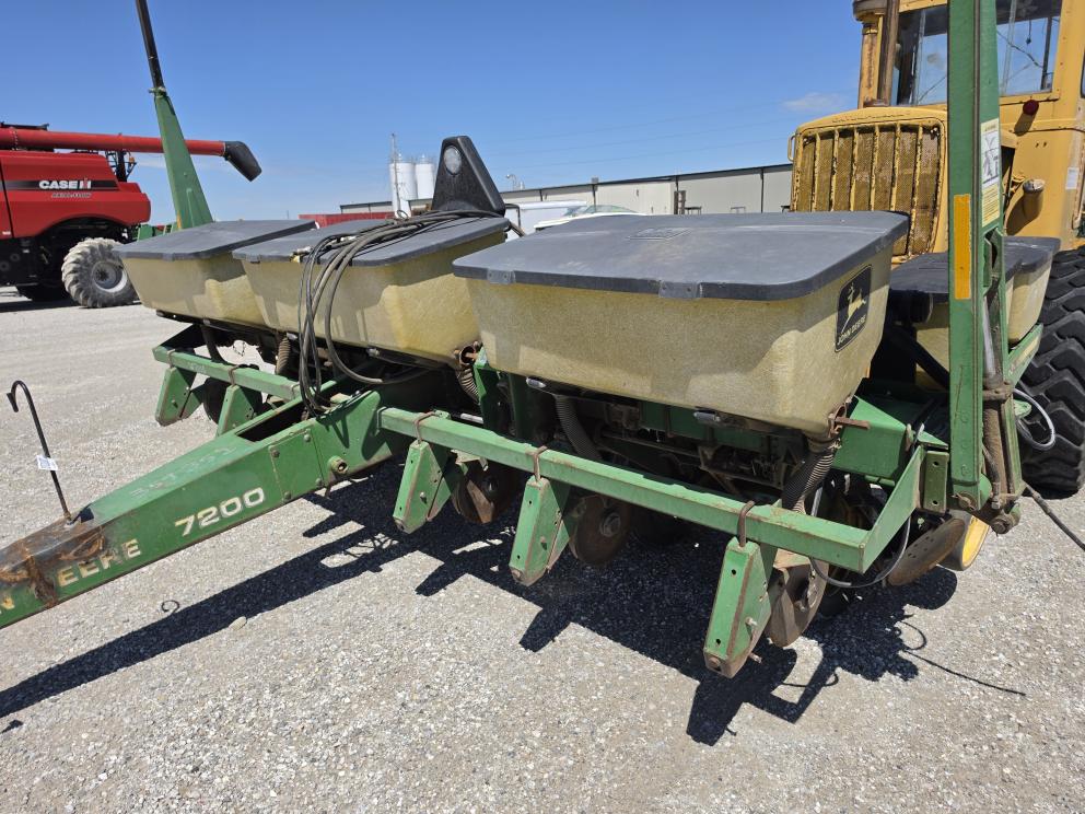Image for 1993 John Deere 7200