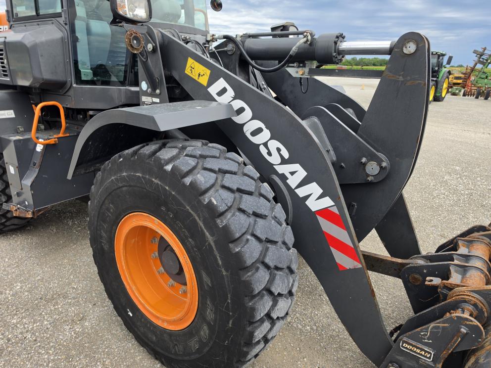 Image for 2021 Doosan DL220-7