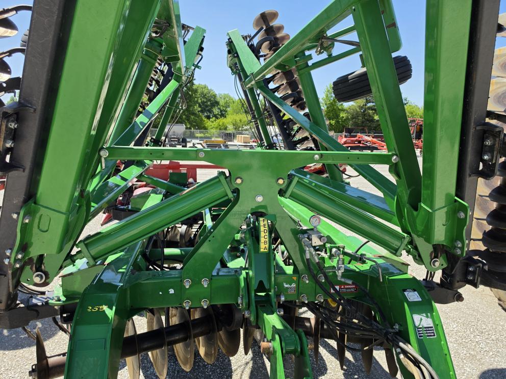 Image for 2016 John Deere 2623VT