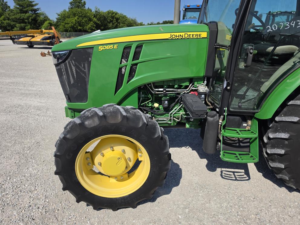 Image for 2013 John Deere 5085E