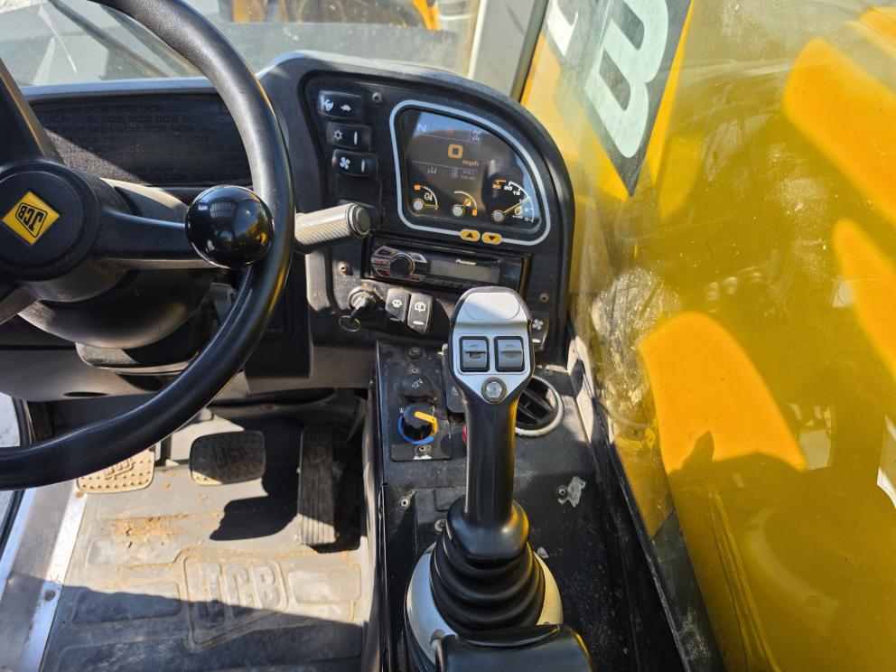 Image for 2010 JCB 527-58