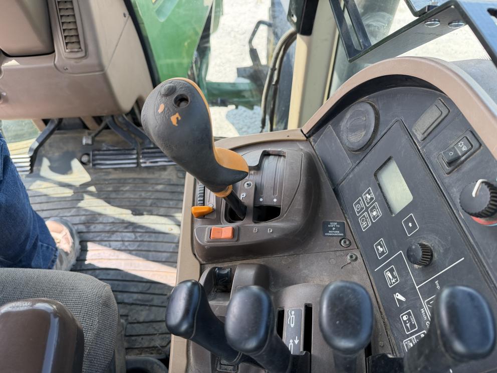 Image for 2005 John Deere 7820